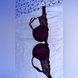 32D Victorious Secret bra with lace and adjustable straps.